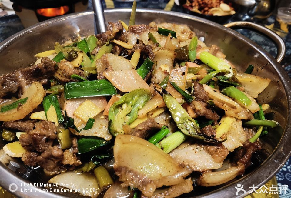 根据地老菜馆位于重庆市黔江区迎宾大道与交通路交叉口(黔州桥白家湾