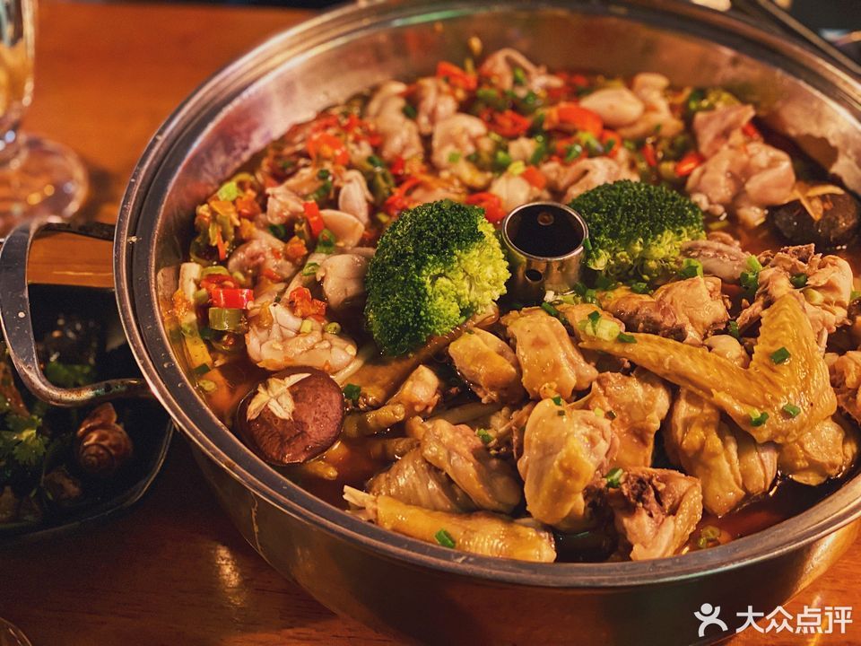 招牌土鸡拼牛蛙图片