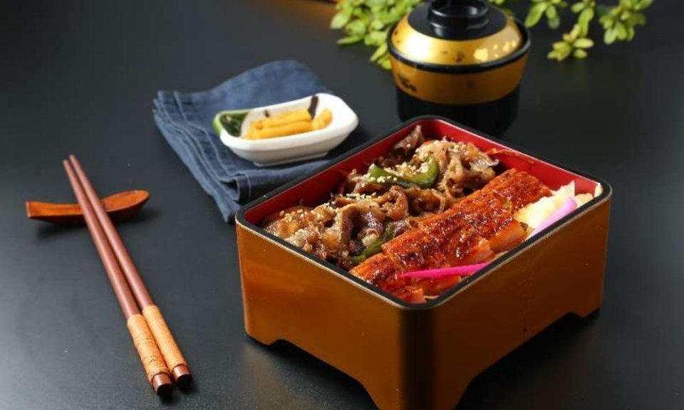 牛肉双拼鳗鱼饭图片