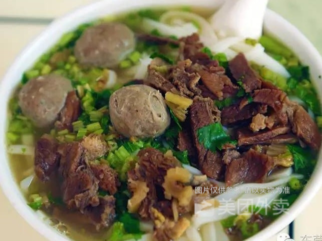 牛肉丸牛腩汤粉图片