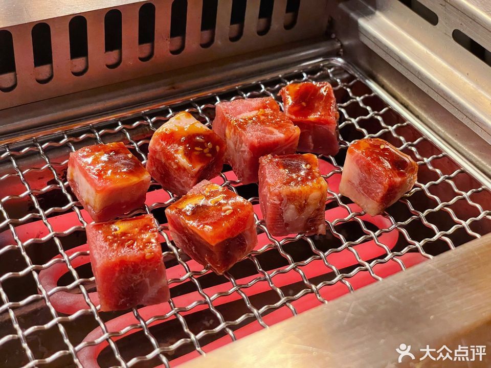 铁板安格斯雪花牛肉粒图片