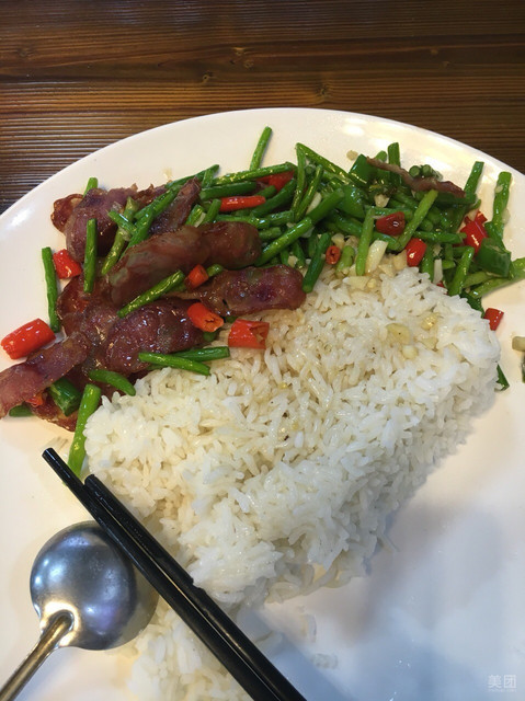 香肠盖浇饭图片