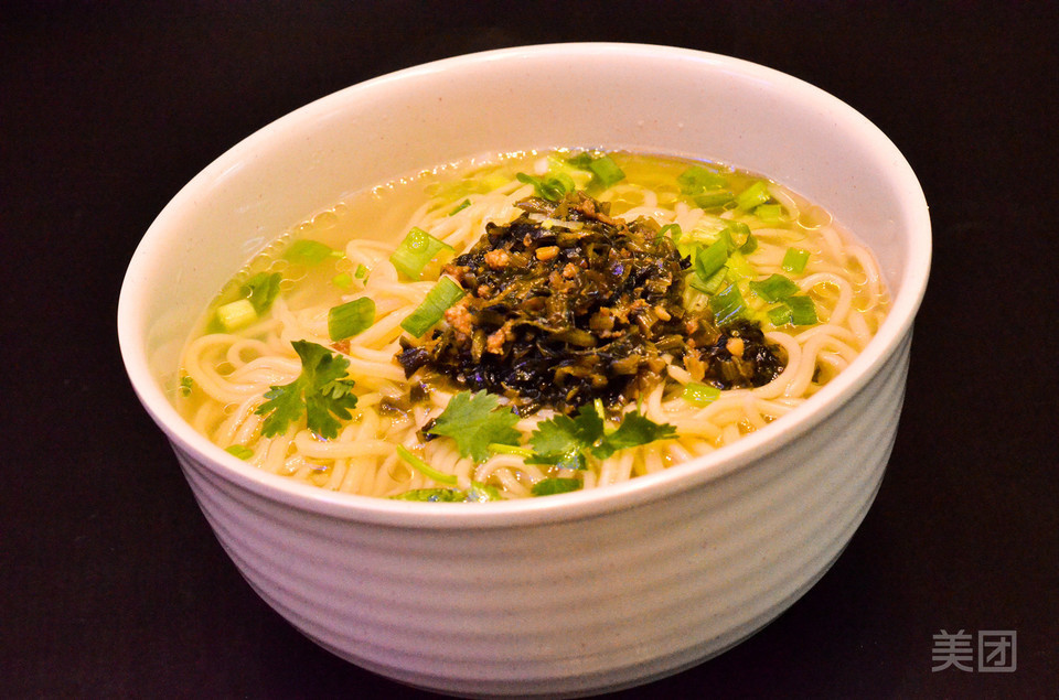 蒜香雪菜拌面图片