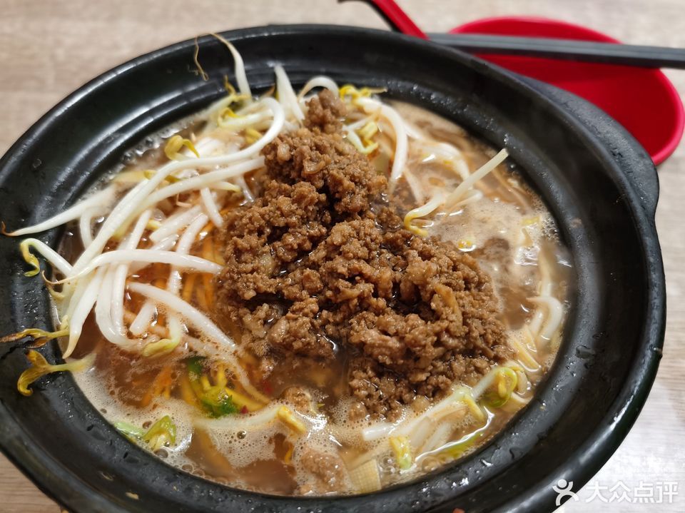 特色肉酱砂锅米线图片