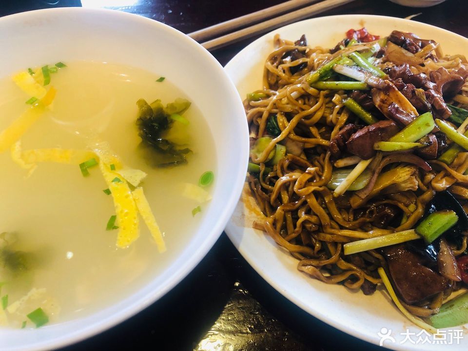 回鍋肉炒麵推薦菜:奇賢麵館(曙光路店)位於淮安市淮陰區黃河東路與