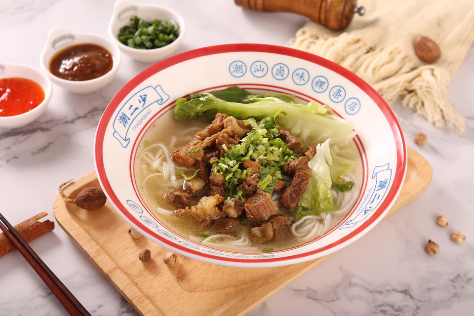 鲜牛肉粿条汤推荐菜:潮二少·潮汕牛肉粿条店位于佛山市南海区金色