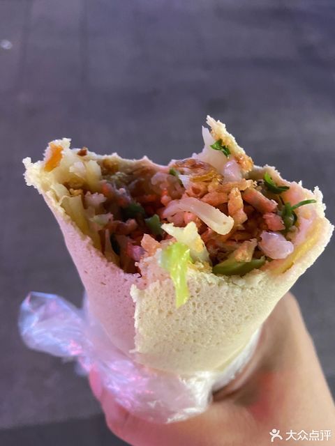 小鱼煎饼(步行东街店)位于连云港市海州区通灌北路与陇海步行街交叉口