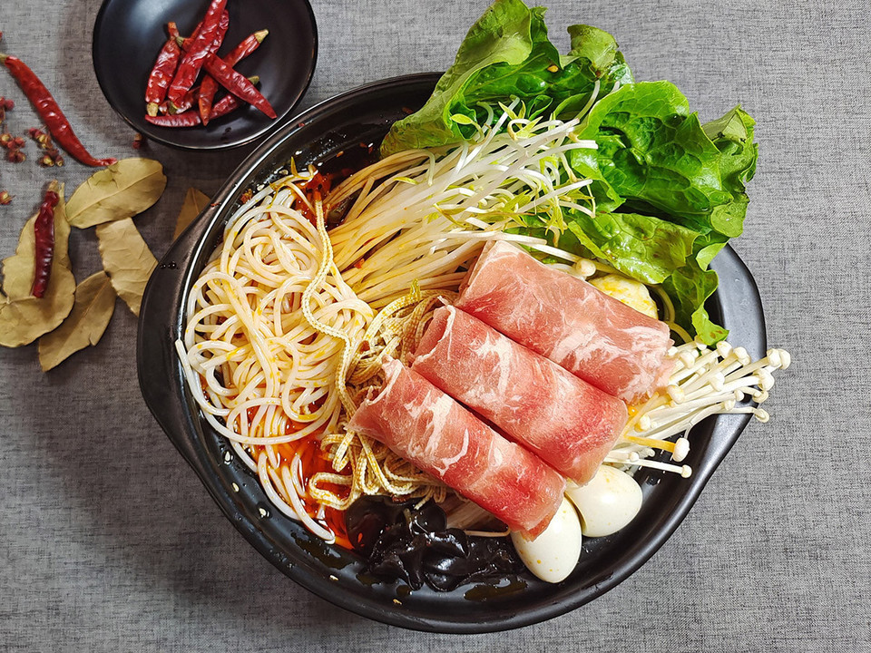 肥牛砂锅米线图片