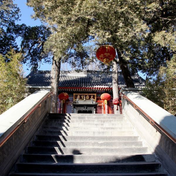 市西山餘脈平坡山半腰的北京八大處寺廟之一的寺廟,大悲寺舊名隱寂寺