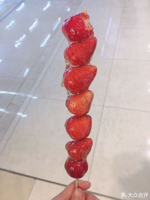 手拿草莓糖葫芦的图片图片
