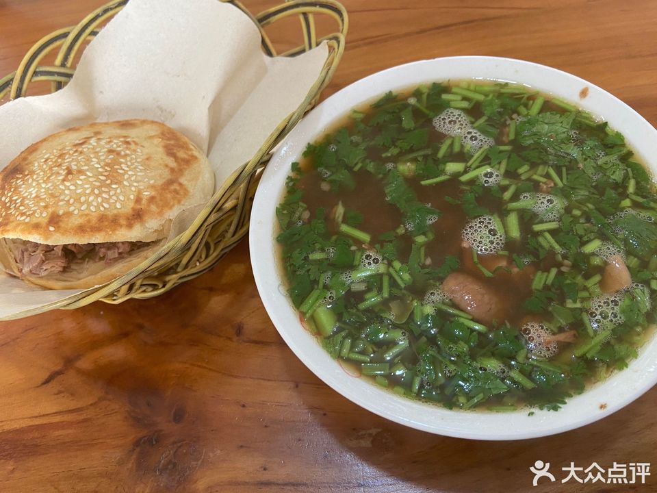 火烧牛杂汤位于保定市雄县雄州路598号推荐菜:夹鲜驴肉牛杂汤土豆丝