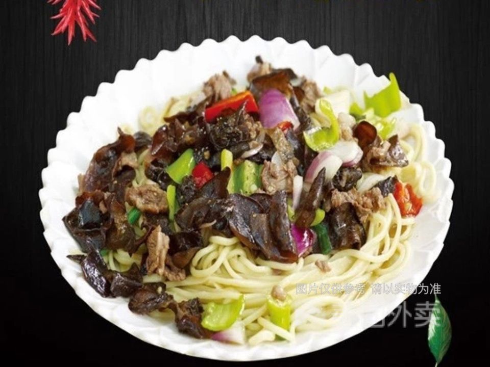 木耳炒牛肉拌面图片