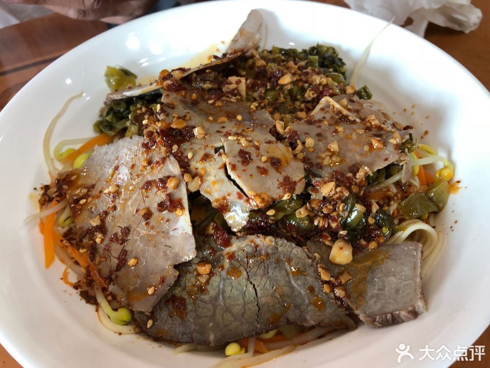 酸菜干拌牛肉面图片