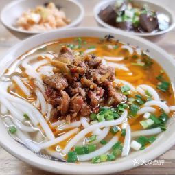 性价比超高,基本就是杂酱肥肠这些浇头搭配卤面卤饵丝卤米线饺掺面汤