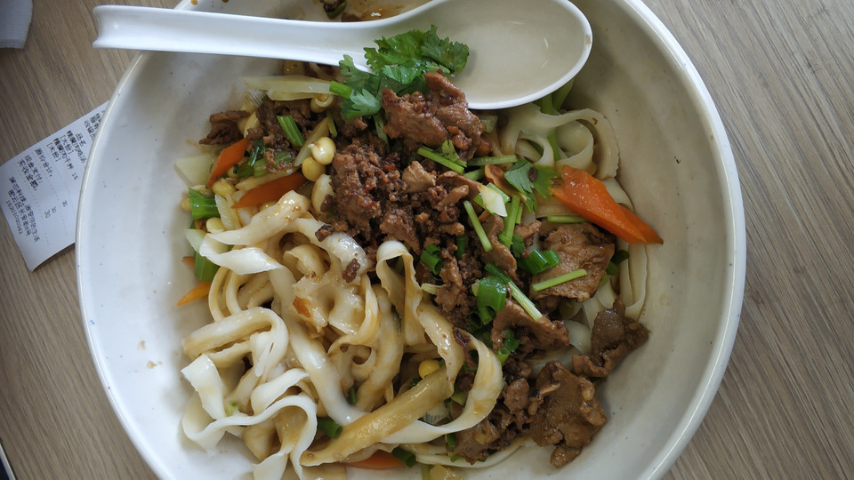 精瘦肉干拌刀削面图片