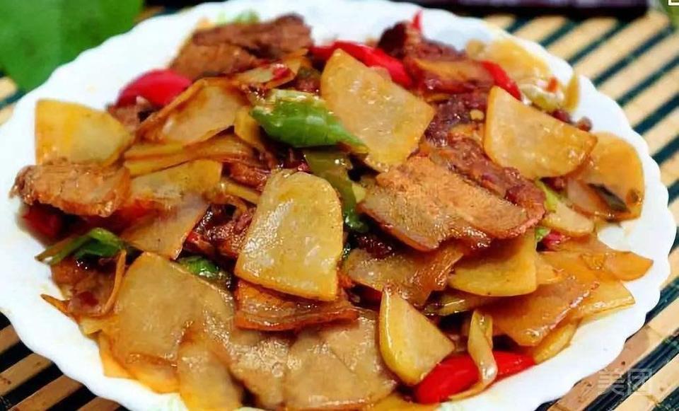 土豆回锅肉饭图片
