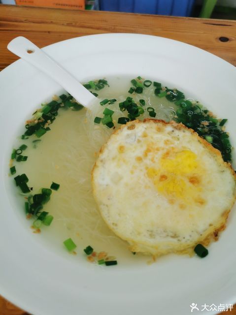 煎蛋汤米粉图片