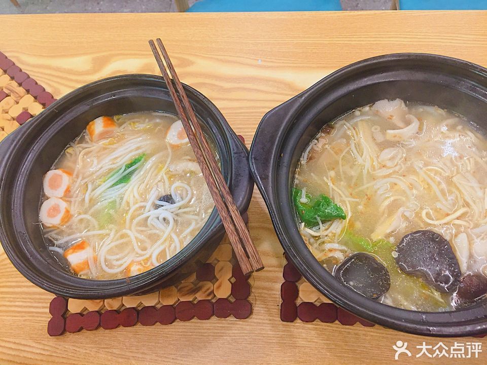 菇类米线小锅蔬菜米线大锅推荐菜:春城米线(上海宾馆店)位于深圳市