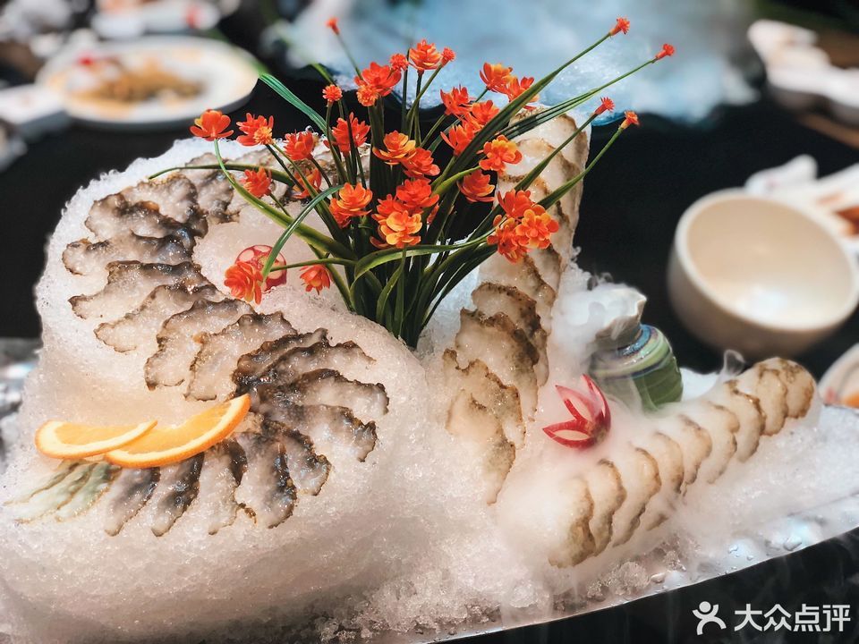 刺身拼盘姿造推荐菜:1718海鲜火锅(泛海店)位于武汉