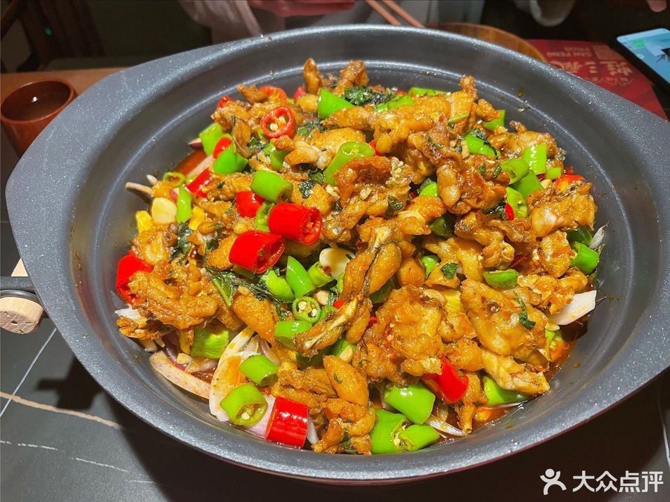 蒜香蛙青椒紫苏味牛蛙推荐菜:蛙三疯(嘉兴八佰伴中心店)位于嘉兴市