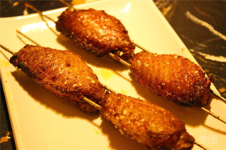 麻辣虾尾鸡脆骨推荐菜:铁人海鲜烧烤(鑫通店)位于鄂尔多斯市东胜区