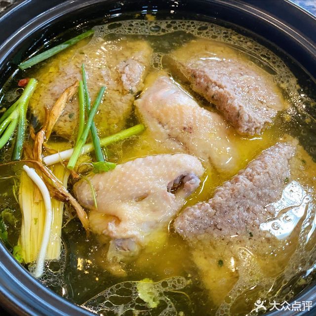 红玲肉饼野生菌火锅店位于黔南布依族苗族自治州龙里县三林路