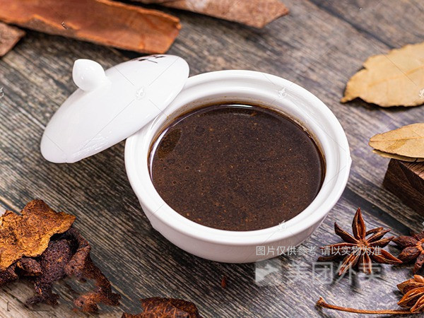 浇一勺卤汁在饭里图片