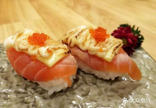 火焰芝士三文鱼手握图片