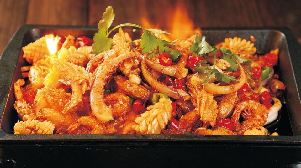 炭火香辣鱿鱼虾炭火香辣鱿鱼虾饭推荐菜:魔火厨炭火干锅位于潜江市