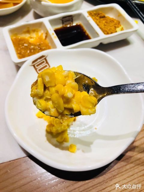 烤盘内的芝士玉米图片