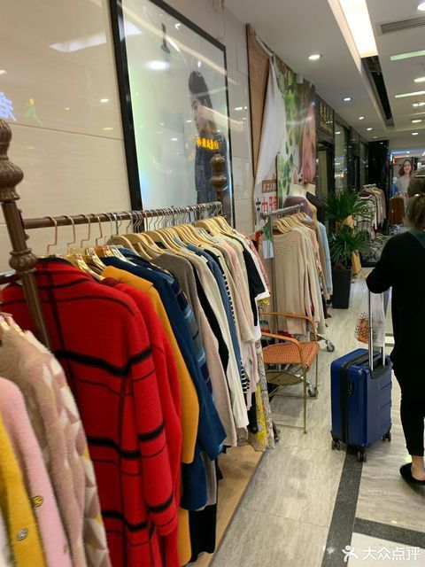 在哪,在哪里,在哪儿):广州市荔湾区站西路57号金都(国际)服装城