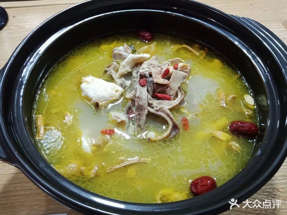 鱼胶猪肚鸡推荐菜:稻溪养生主题餐厅(奥特莱斯店)位于遵义市汇川区