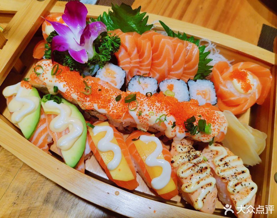 三文鱼寿司拼盘图片