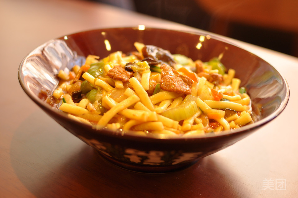 卤肉排骨卤肉炒炮推荐菜:五里墩罗胖子面馆(西关店)位于张掖市甘州区