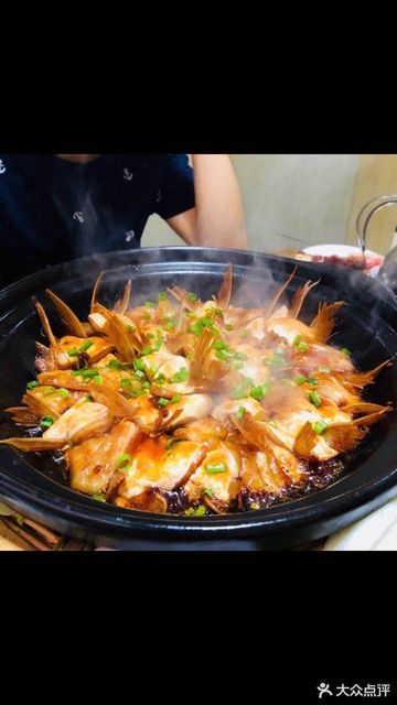 砂锅鮰鱼翅 烤羊排 凉拌羊脸