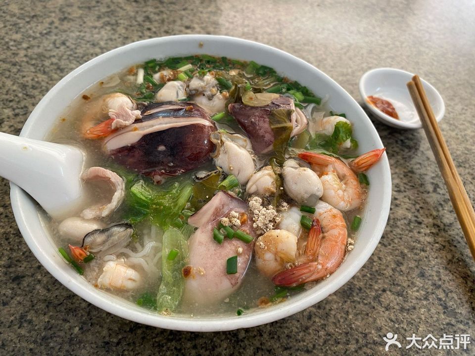 海鲜粿条汤猪杂米粉汤推荐菜:老字号广场老姿娘米粉店(新兴店)位于