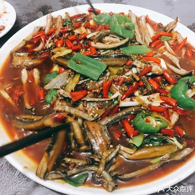 推荐菜:过河泥鳅特色中餐位于绵阳市游仙区石马镇横山村