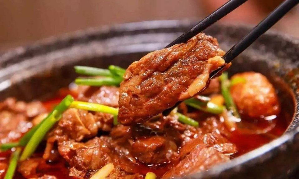 古法红焖牛腩煲图片