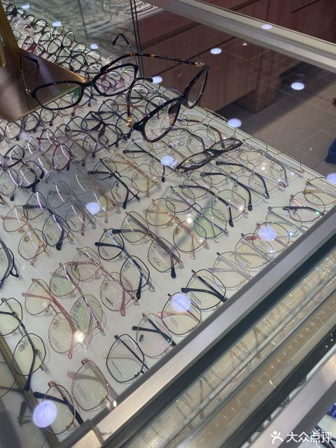 日月眼镜(翔殷路店)