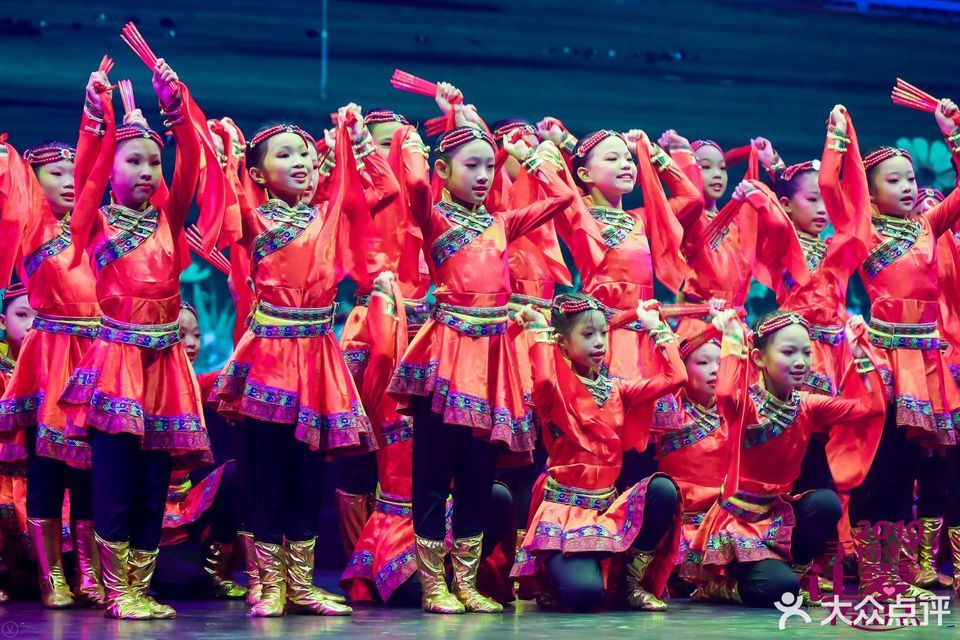 上海手拉手艺术团舞蹈图片