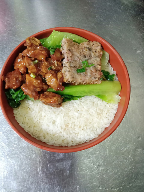 肉饼排骨煲仔饭图片
