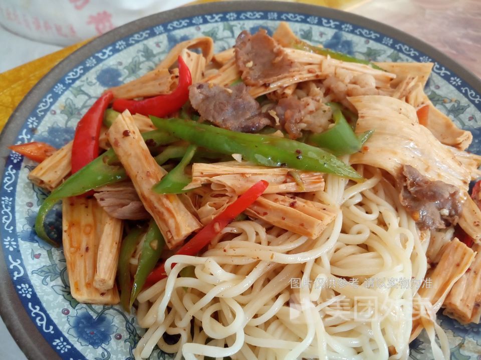 腐竹炒肉拌面图片