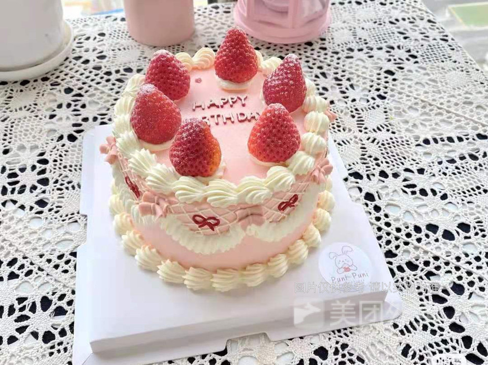 草莓复古裱花生日蛋糕图片