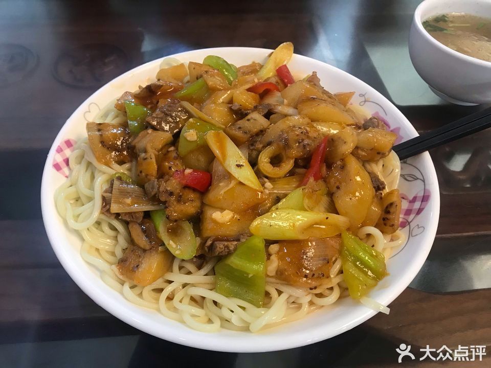 茄子炒肉盖浇面图片