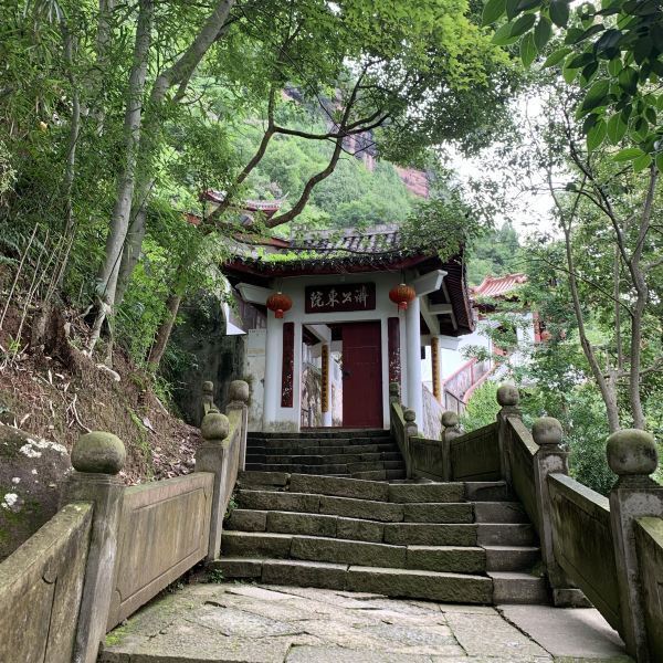 在赤城山半山腰上有济公东院和济公西院,现在西院在修建中!