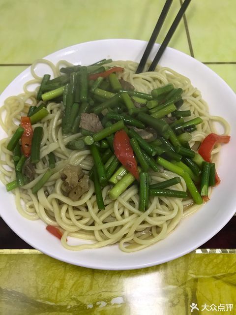 蒜苔牛肉盖浇面图片