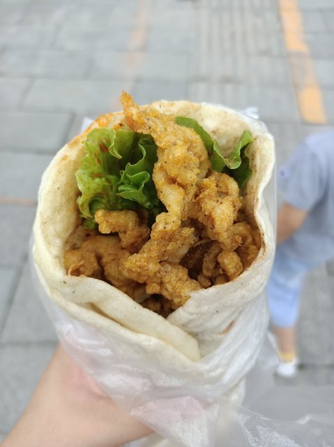 酥嫩鸡柳卷饼图片