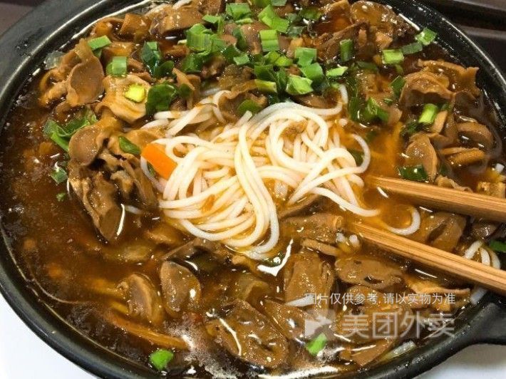 酸菜鸡杂米线图片