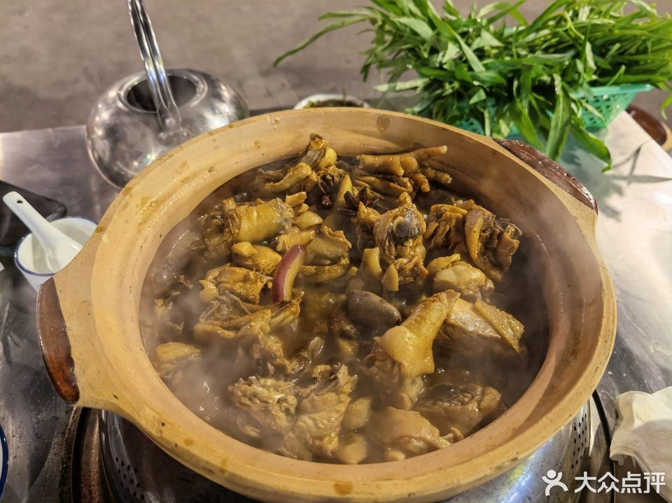 屯昌凤木香草鸭位于三亚市天涯区海润路8号汇润花园旁边桥头