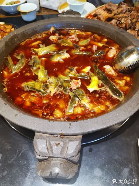 推荐菜:蓉二代·苗苗鱼火锅(大面店)位于成都市龙泉驿区大面街道井